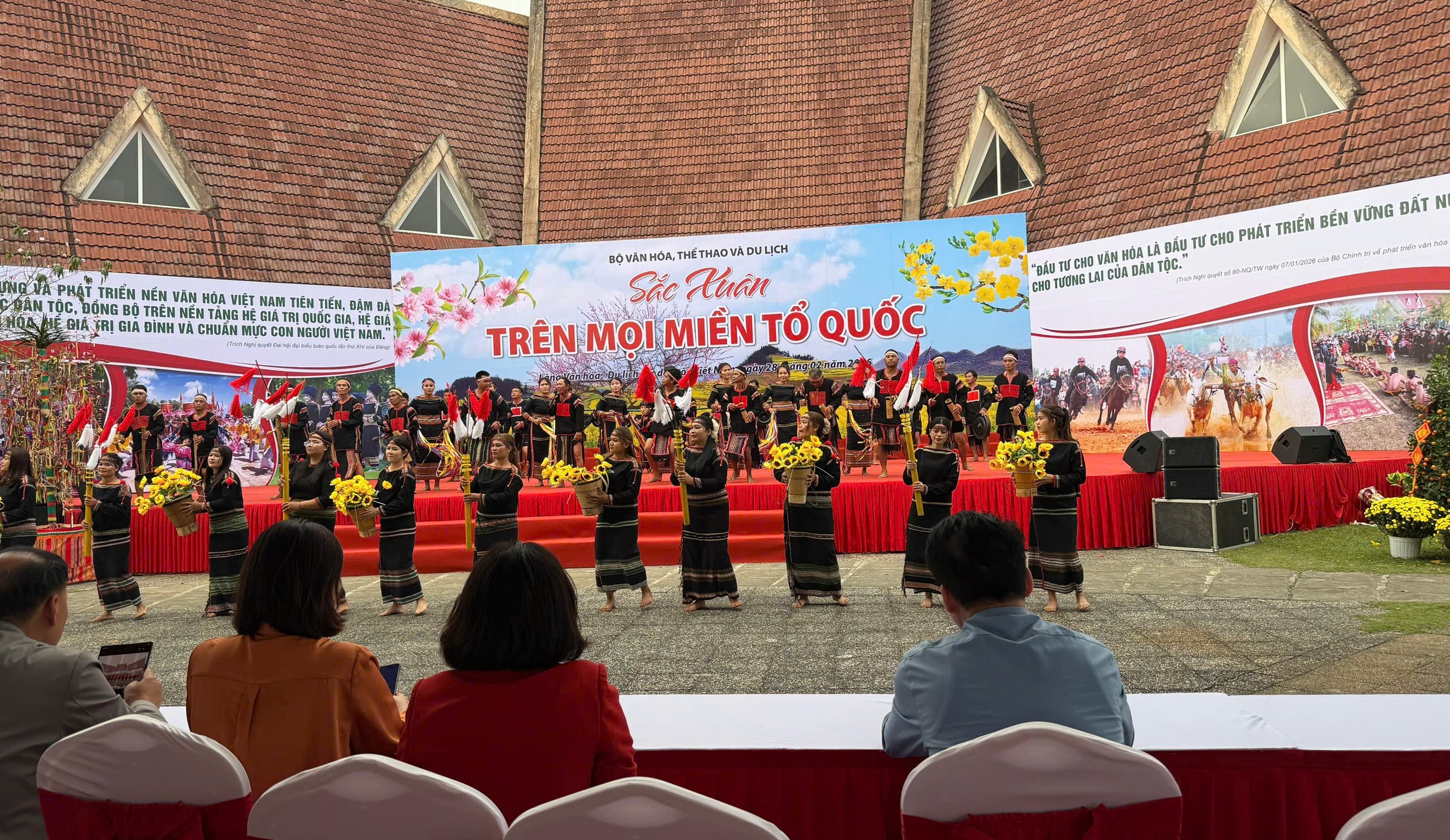 Nghệ nhân Đắk Lắk tham gia biểu diễn văn nghệ tại Ngày hội